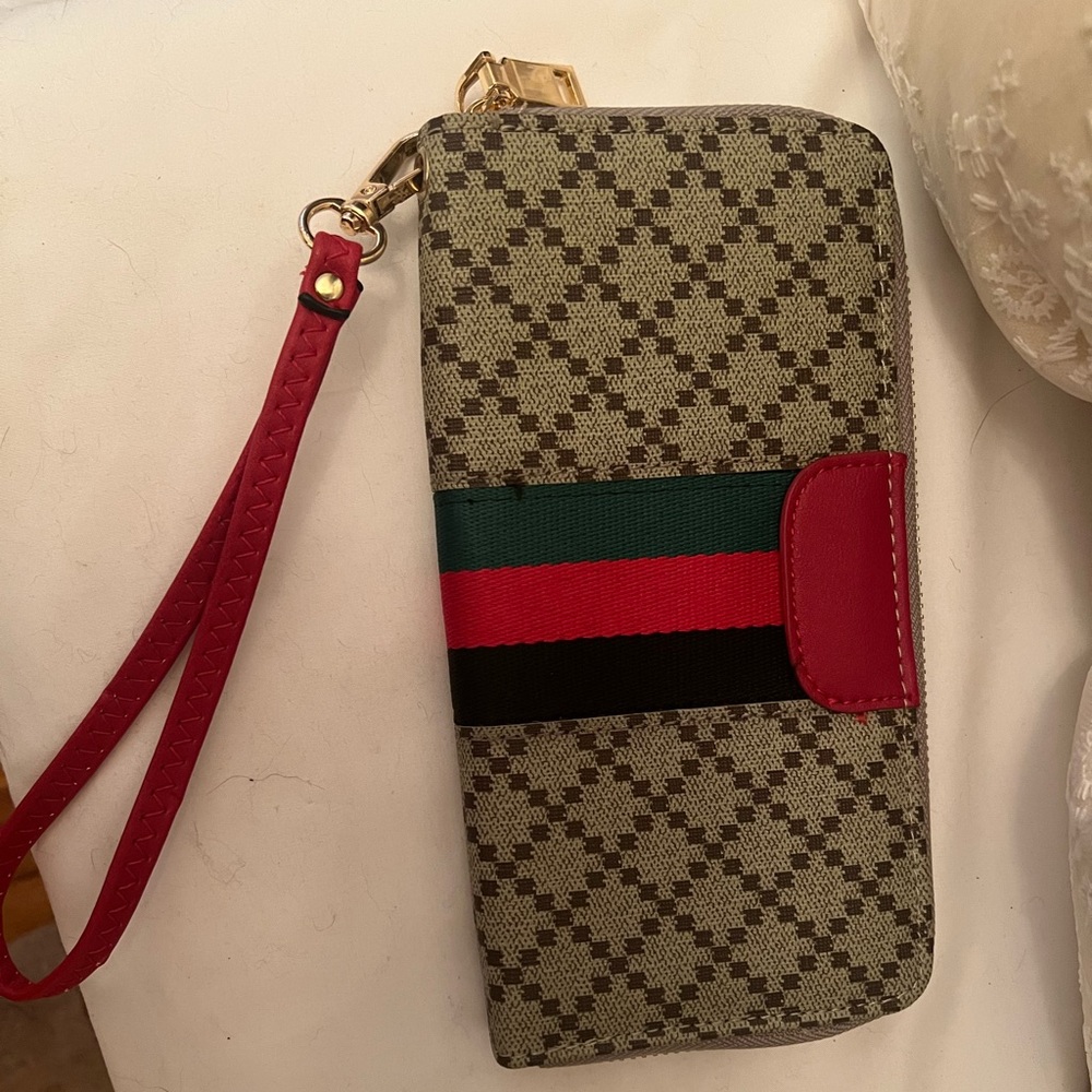Clutch wallet. Zip closure. Holds multiple credit cards